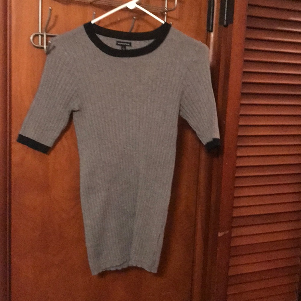 Crew neck ribbed shirt.